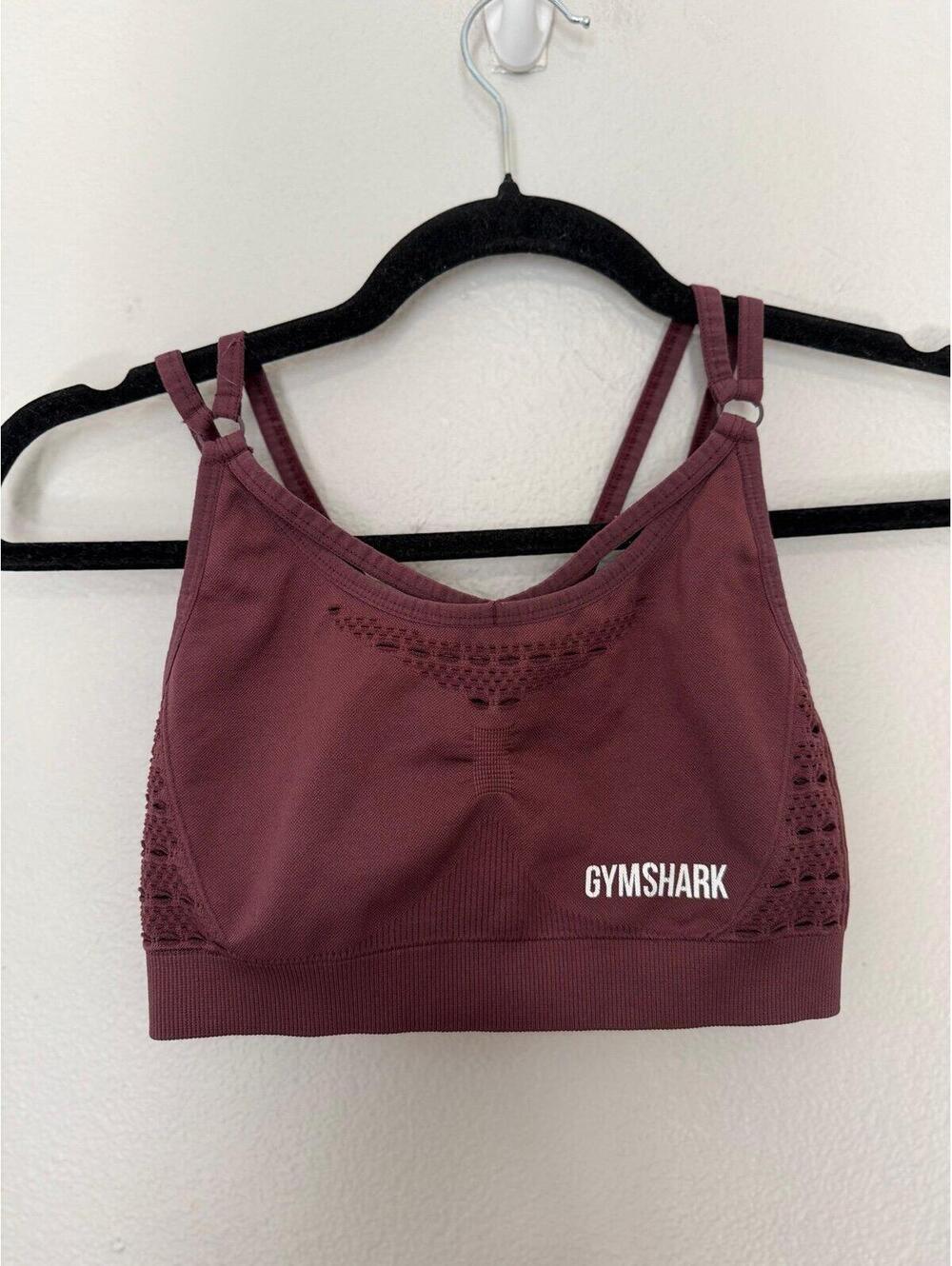 Gymshark sports bra no tags or pads best fits a small 
Some logo cracking